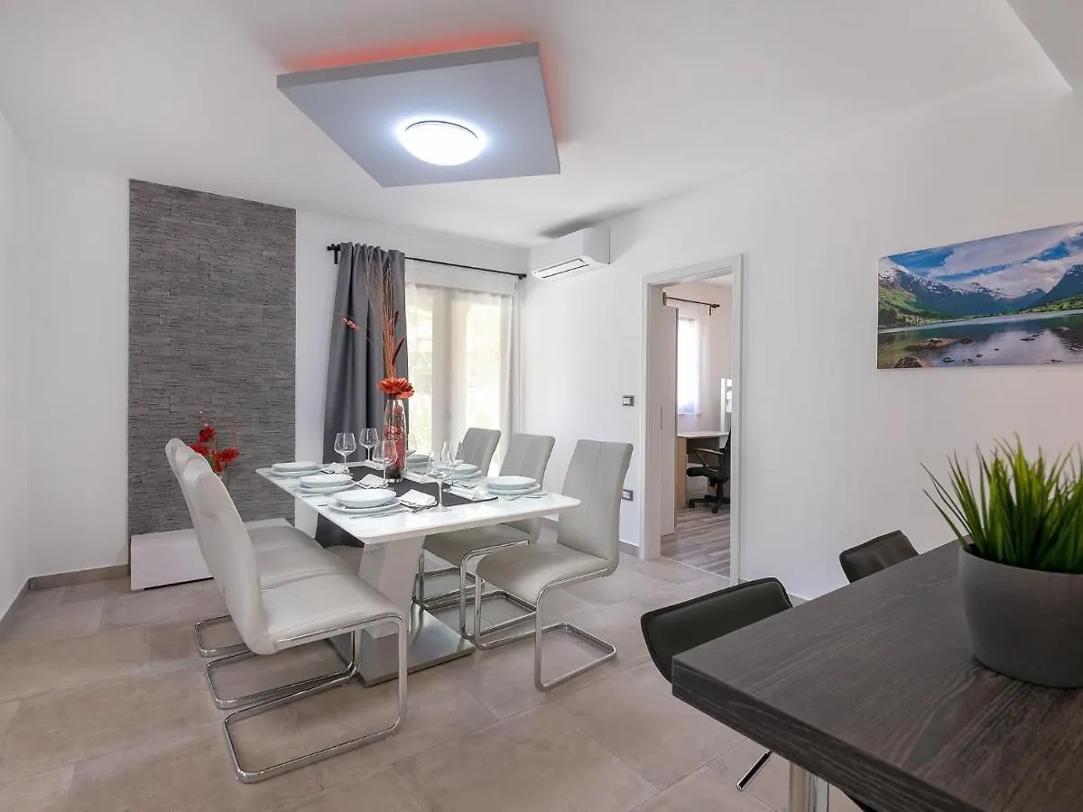 Splendid Villa In VI Inada With Jacuzzi Vizinada