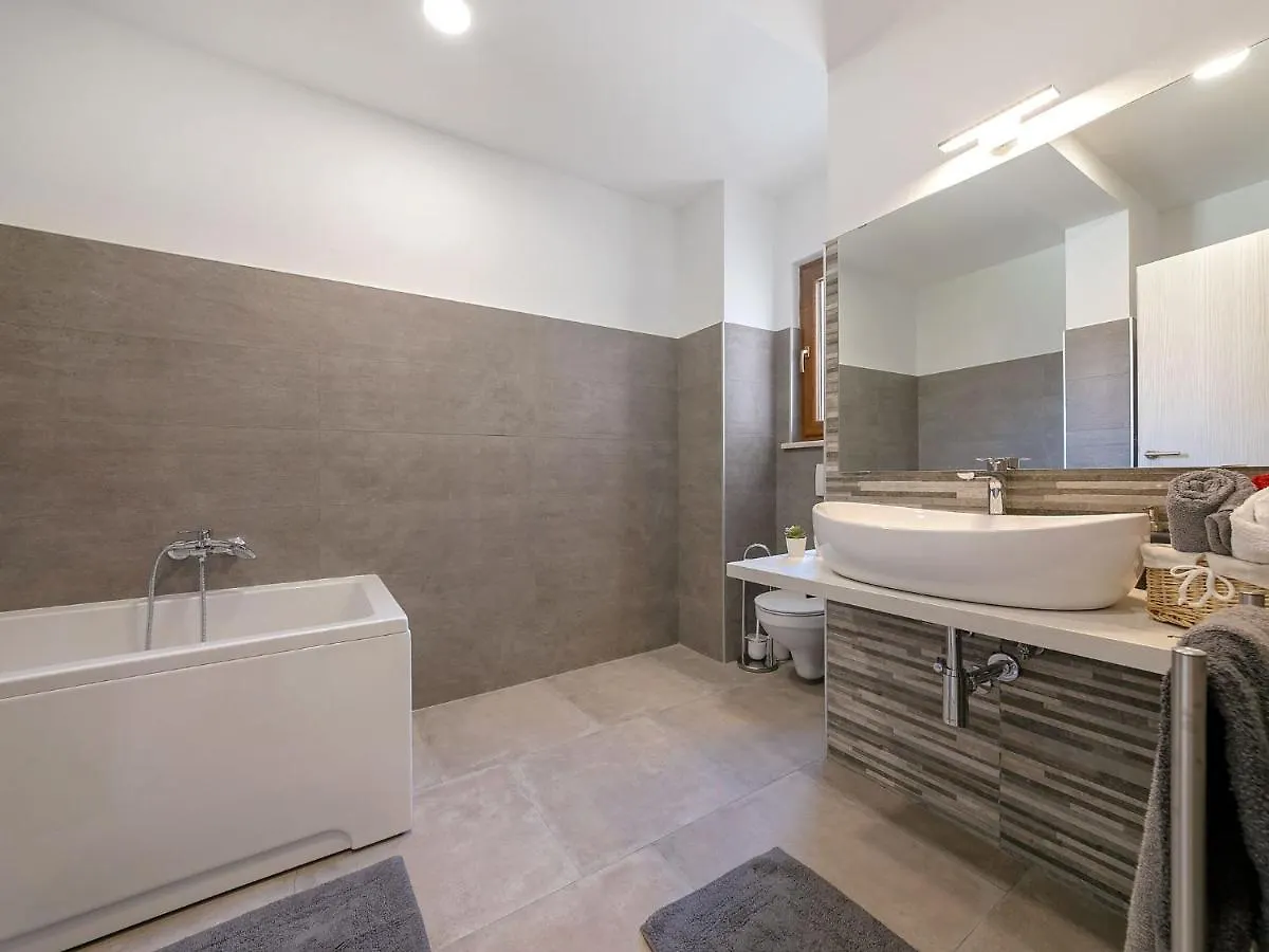 Splendid Villa In VI Inada With Jacuzzi Vizinada