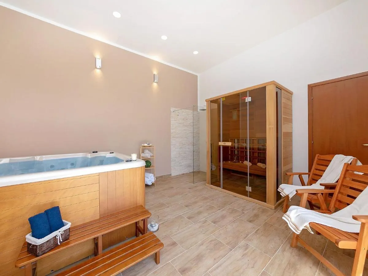 Splendid Villa In VI Inada With Jacuzzi Vizinada