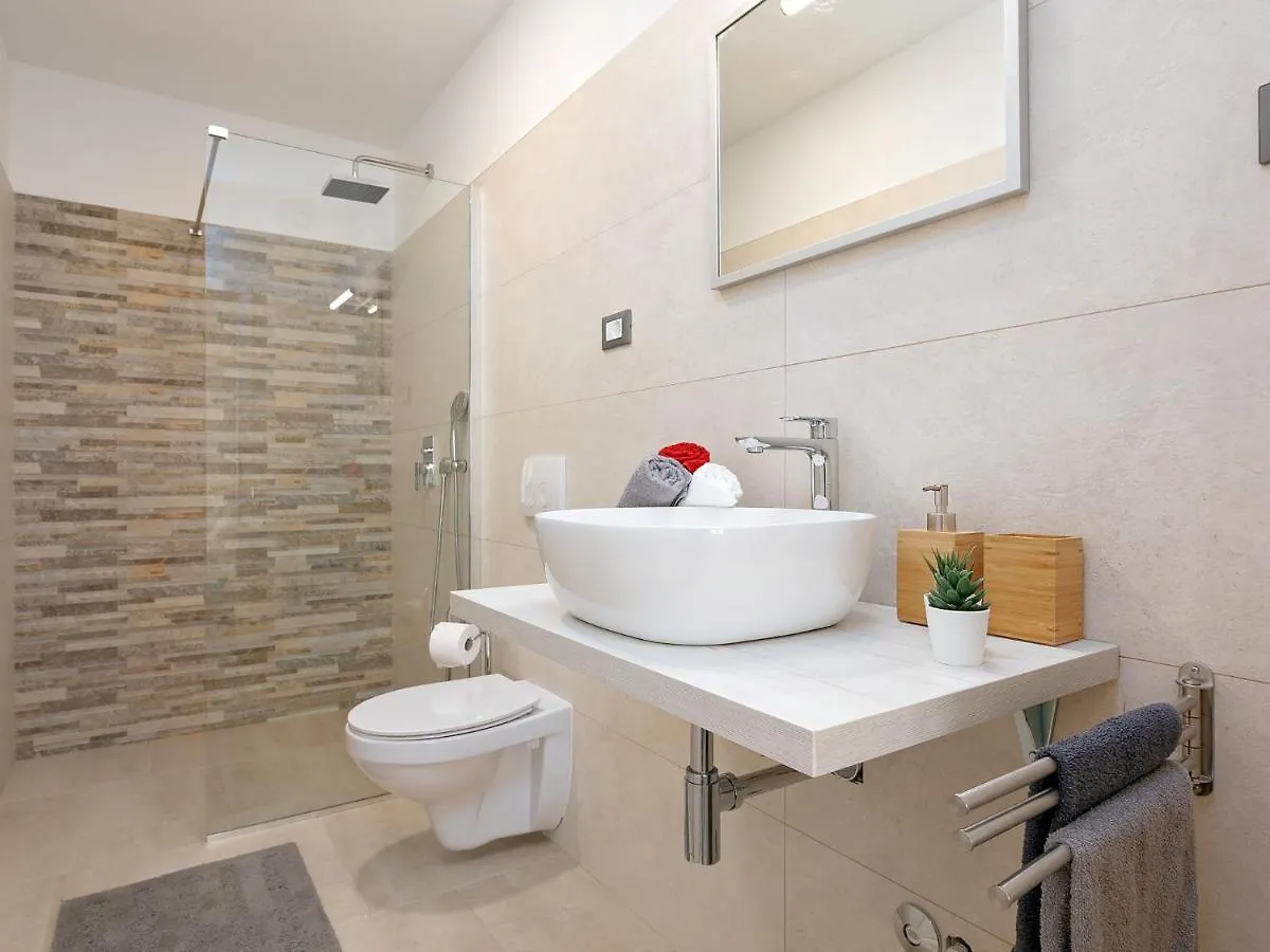 Splendid Villa In VI Inada With Jacuzzi Vizinada